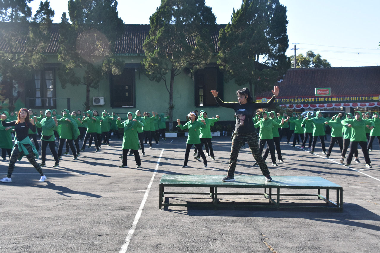 Gelar Keharmonisan, Persit Korem 073/MKT Laksanakan Senam Bersama